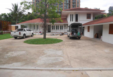 large 4 bedroom house with private garden in Asoke area