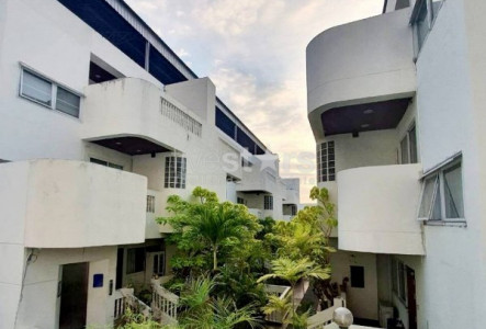 Townhouse in compound 5 bedrooms for rent in Sathorn