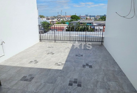 Commercial building & home office for rent on Udomsuk to Punnawithi