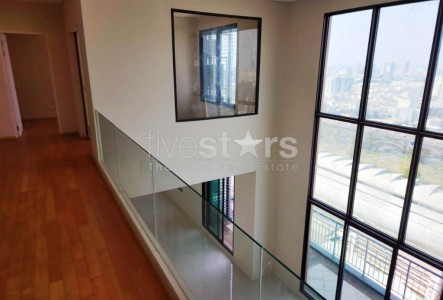 4-bedroom duplex top floor condo for rent close to Phetchaburi MRT station   