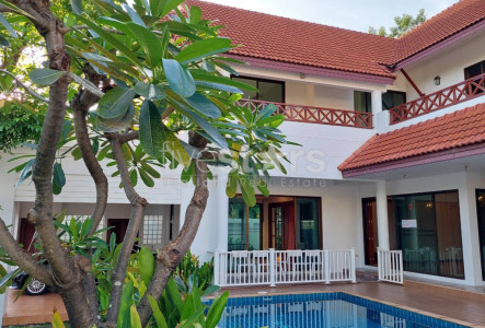Nice 4 bedroom house with private pool