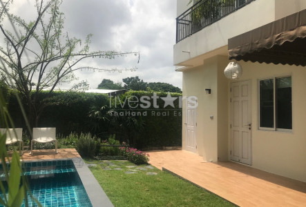House in compound with private pool on Ekamai to New Petchaburi road
