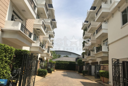 For Sale Modern Townhome in compound 3 bedrooms on Petchaburi road