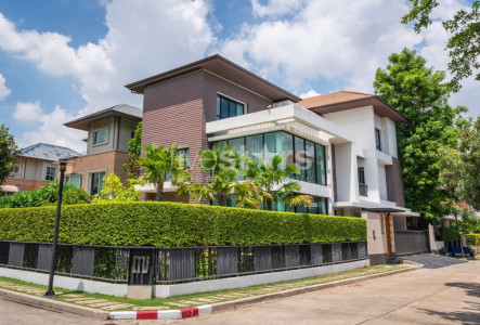 High-end house for rent in gated compound on Ramkamhaeng 24