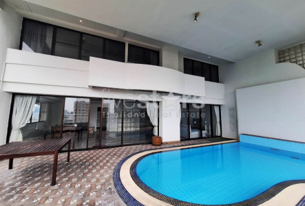3-bedroom private pool high rise condo for rent on Phrom Phong
