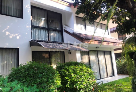 5-bedroom house in compound with garden for rent on Thonglor