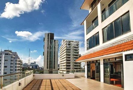 Condo large 2 bedrooms for rent in Phomphong