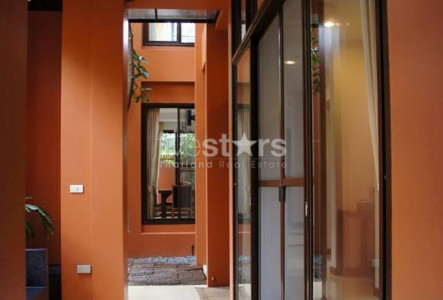 townhome in compound for rent in Bangkok near BTS Phrompong skytrain