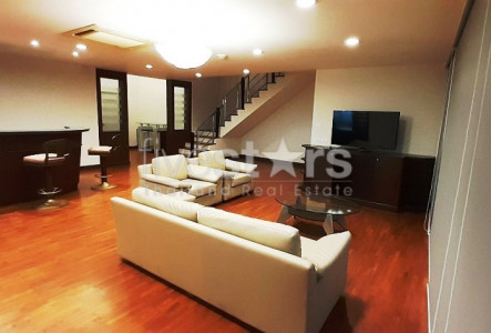 Duplex 4 bedrooms condo for rent in Phomphong