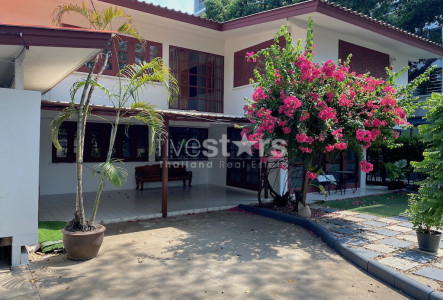 Pet friendly 3 bedroom house for rent on On-Nut to Udomsuk