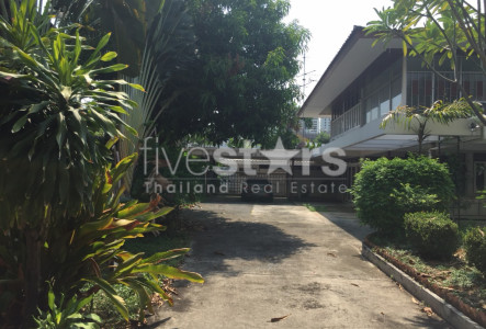 Unfurnished 4 bedrooms house with private pool for rent on Thonglor
