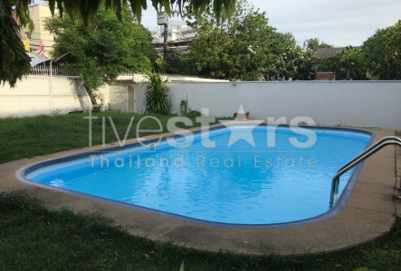 Unfurnished 4 bedrooms house with private pool for rent on Thonglor