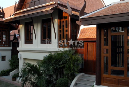 3 bedrooms house for rent in Ekamai with private pool