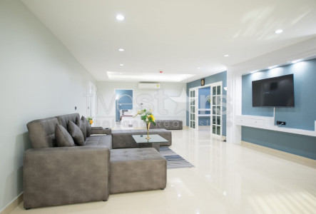Newly renovated 3-bedroom condo for rent on Phrom Phong
