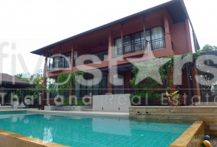 5 bedroom house with communal swimming pool close to BTS Thonglor