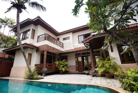 4 bedroom house private pool for rent on Thonglor