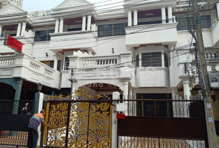 Townhouse/Home office for rent near BTS Phrompong