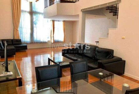 4 bedrooms townhouse in compound for rent in Thonglor area