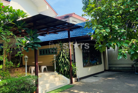 Commercial single house for rent on Phrom Phong