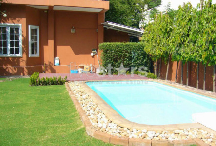 unfurnished 5 bedroom house with private pool and large garden centrally located in Phromphong area.