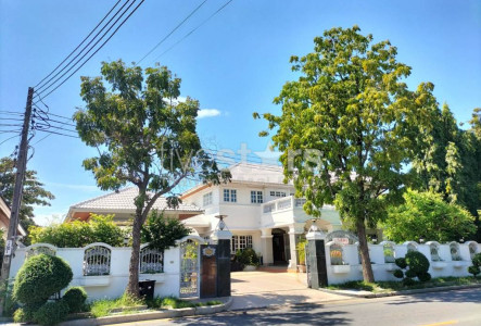 5-bedroom house in compound for sale on Ramkhamhaeng 164