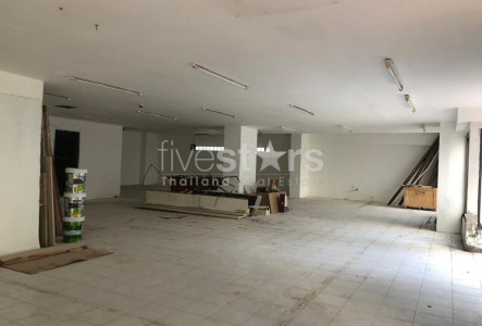 Commercial space for sale on Si Phraya - Bang Rak