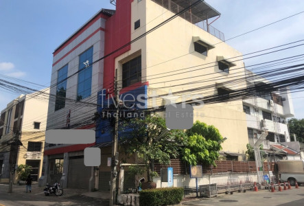 5-bedroom townhouse & commercial for rent on Sutthisan - Huai Kwang  