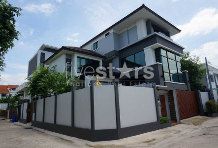 5 bedroom house with home office for sale on Huai Khwang