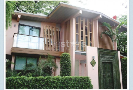 House in compound 4 bedrooms for rent in Sathorn