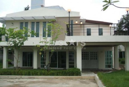 Beautiful villa with private swimming pool area Phrom Pong