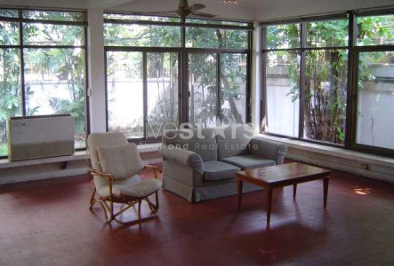 A spacious single house with private garden in Chidlom area
