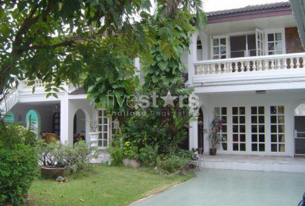 4 bedroom house inside a secure compound in Pattanakarn area