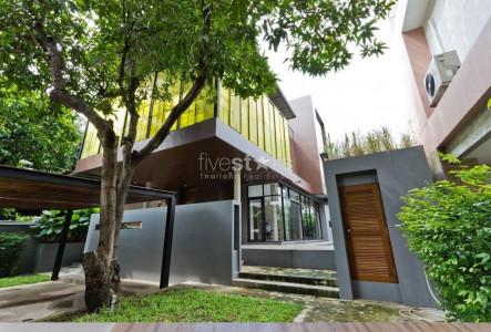 Ultra Modern High End Designer House With Pool.