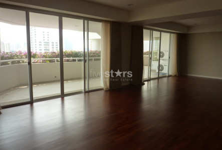Newly refurbished 4 bedroom apartment in Ekamai