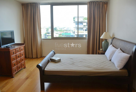 3 bedroom pet friendly for rent on Phra Khanong