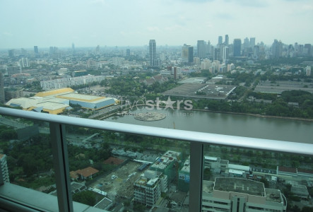 High floor 3-bed condo close to BTS Asoke