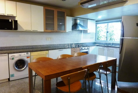 4 bedrooms house in secure compound only a few minute walking to BTS Phrompong.