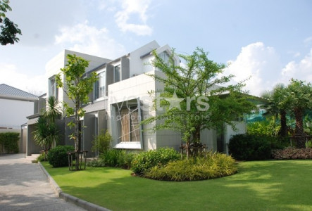 3-bedroom house with pool for rent close to Rama 9 expressway and Petchburi/Thonglor