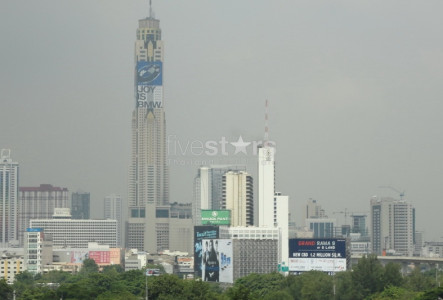Vast 1-bedroom condo in modern building between Nana & Petchaburi