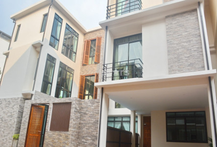 4-bedroom house with pool close to Benjasiri Park, BTS Phromphong & Emporium mall