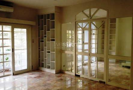 3 bedrooms townhouse in compound for rent Phrompong to Thonglor