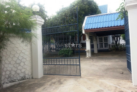 3 bedroom private house for rent located Punnawithi BTS Station