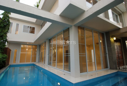 4 bedroom single house with private pool close to the BTS Thonglor station