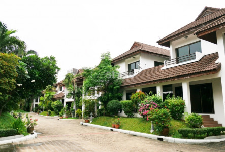 4 bedroom house in private compound