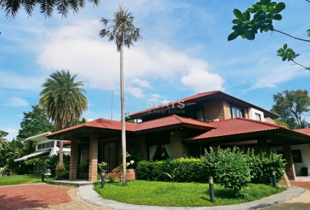 5+1 bedroom house with private pool 