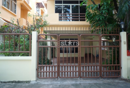 3 bedroom townhouse in Phromphong area