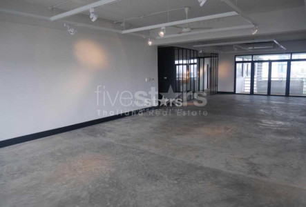 Spacious unfurnished 4-bedroom for rent in Ekamai
